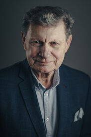 Niektórzy politycy, a w ślad za tym również opinia publiczna, skupiają się na rzeczach mało ważnych, ignorując rzeczy podstawowe – Leszek Balcerowicz,  Fakt 